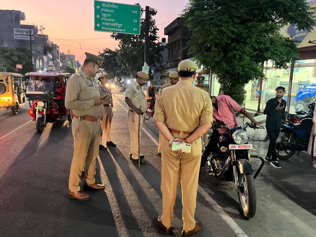 गोला कोतवाली द्वारा लखीमपुर मार्ग नानक चौकी के समीप चला वाहन चेकिंग अभियान