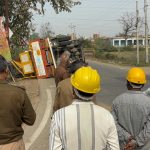 शहर के खखरा चौराहे पर पलटा सीएनजी से भरा ट्रक