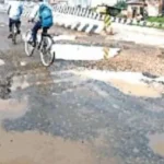 79 करोड़ 92 लाख की लागत से बना फ्लाईओवर, एक साल में ही उखड़ने लगा एप्रोच मार्ग घटिया निर्माण की खुली पोल, जगह-जगह बने खतरनाक गड्ढे; राहगीरों की सुरक्षा पर मंडरा रहा संकट
